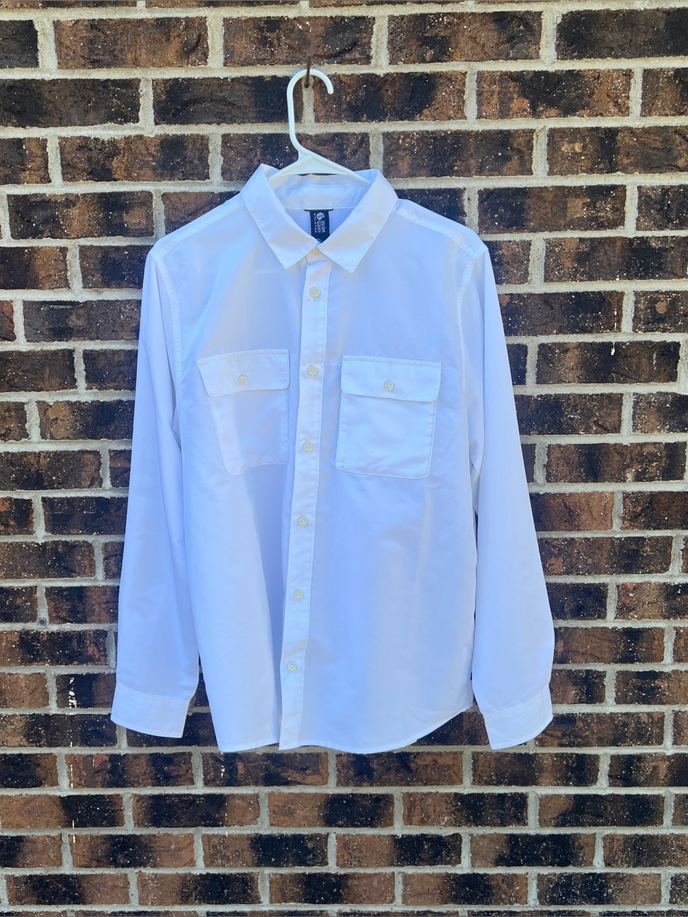 Mountain Hardwear Men's White Button-Front hiking Shirt - M
